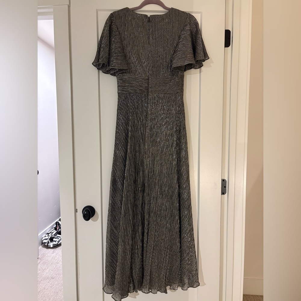 Betsy & Adam v neck flutter sleeve dress, metallic gold - Picture 5 of 6